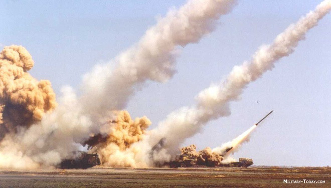 Một tiểu đoàn BM-30 Smerch sẽ được biên chế 4 xe phóng, với 48 đạn rocket sẽ hủy diệt một khu vực có diện tích 640.000 m2, tương ứng với khu vực hình vuông cạnh 800 x 800 m. Độ tản mát đạn lớn nhất 150 mét, tầm bắn lớn nhất là 70 km.