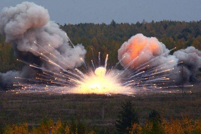 BM-30, có tên lóng là Smerch, tiếng Nga nghĩa là “Cơn lốc”, là pháo phản lực nhiều nòng của Liên Xô để chống người, xe thiết giáp nhẹ tập trung, trận địa pháo, trung tâm chỉ huy, kho đạn, chặn đường giao thông.
