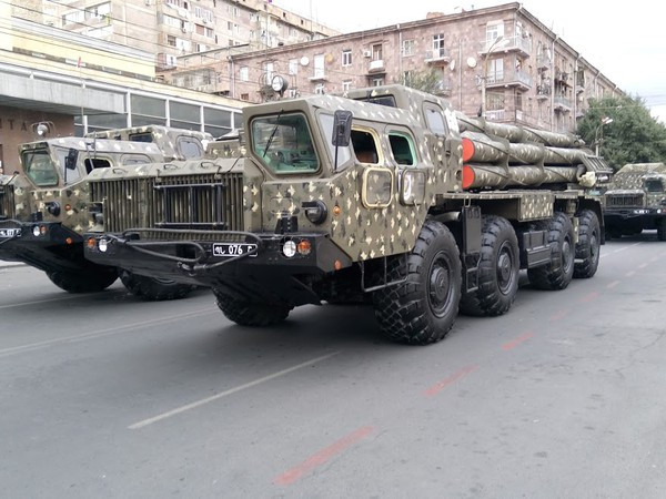 BM-30 mang theo các hệ thống cảm biến và tính toán mạnh, máy bay không người lái cho phép tự trinh sát, tính toán và dẫn đường đầu. Nhờ đó, nó hoạt động nhanh, mạnh và chính xác đến mức diệt tăng bằng đạn bắn loạt tầm xa 70–90 km. Hiện nay ngoài Nga, mới chỉ có Đức phát triển loại đạn này nhưng dành cho súng cối.
