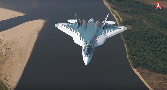 Về khả năng tấn công mặt đất, Su-57 được trang bị tên lửa đất đối không Kh-38 và một loạt bom dẫn đường chính xác loạt KAB. Su-57 còn có các điểm treo vũ khí bên ngoài dưới cánh, có thể mang thêm vũ khí để thực hiện nhiệm vụ chiến đấu, khi không cần tàng hình.