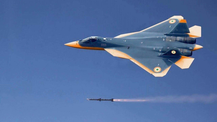 Về vũ khí, Su-57 có thể mang theo 4 tên lửa tầm xa và 2 tên lửa tầm ngắn để thực hiện nhiệm vụ không chiến. Tên lửa K-77M được dẫn đường bởi radar chủ động là tên lửa tầm trung chính của máy bay.