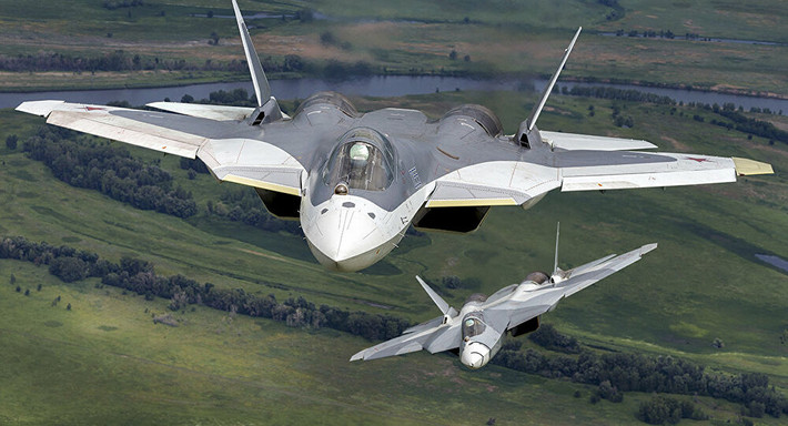 Radar quan sát bên, được trang bị cho Su-57 cũng nâng cao khả năng nhận biết tình huống của phi công. Su-57 sở hữu khả năng cơ động vượt trội giúp nó có thể né tránh các tên lửa tầm xa đang phóng tới và giao tranh với máy bay địch trong phạm vi nhìn thấy.