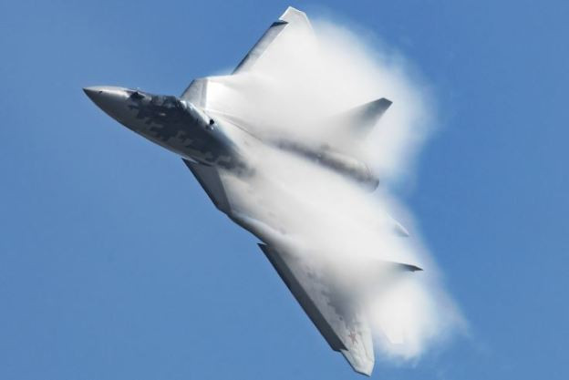 Tiêm kích Su-57 cũng đã thực hiện thành công các nhiệm vụ thử nghiệm chiến đấu ở Syria. Không quân Nga đặt mua 76 máy bay Su-57 và ký hợp đồng chính thức vào tháng 6/2019. Dự kiến, toàn bộ việc giao hàng sẽ hoàn thành vào năm 2028. Vào tháng 12/2020, Không quân Nga đã nhận được chiếc Su-57 sản xuất hàng loạt đầu tiên. Nguồn ảnh: Pinterest.
