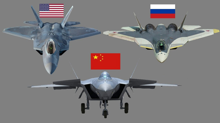 Không giống như tiêm kích J-20 của Trung Quốc, Su-57 sử dụng động cơ vectơ lực đẩy, tăng đáng kể khả năng cơ động. Khả năng kiểm soát véc tơ lực đẩy của nó, cũng được đánh giá là tốt hơn so với tiêm kích F-22 của Mỹ.