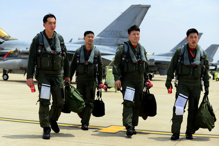 Bên cạnh đó, phi công chiến đấu của Hàn Quốc được huấn luyện tốt hơn phi công chiến đấu Triều Tiên; đó cũng là một lợi thế tăng thêm của F-16. Tuy nhiên sự bất lợi về công nghệ, lại là lý do để Triều Tiên đầu tư mạnh vào lĩnh vực "phi đối xứng", nhằm đấu lại các phương tiện trên không của Hàn Quốc.