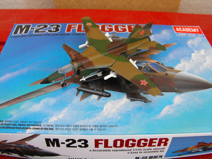 Cả hai động cơ phản lực R-35-300 của MiG-23 và phản lực cánh quạt F110 của F-16C đều cho lực đẩy 127 kN; tuy nhiên trọng lượng của MiG-23 chỉ bằng khoảng 80% so với F-16, nghĩa là MiG-23 vẫn giữ được một tỷ lệ lực đẩy/ trọng lượng vượt trội đáng kể.