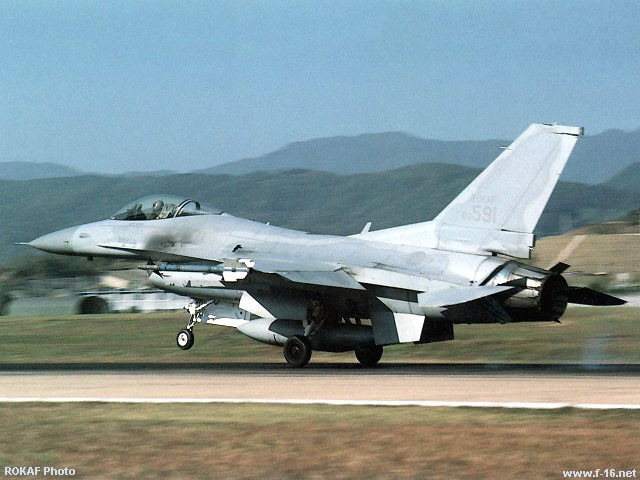 Các biến thể nâng cấp sau này của cả chiến đấu cơ MiG-23 và F-16, đều có tính năng vượt trội hơn đáng kể so với phiên bản ban đầu, như khả năng quan sát ngoài tầm nhìn, hệ thống tác chiến điện tử hiện đại, radar mới, máy thu cảnh báo radar và khả năng sử dụng tên lửa không đối không tiên tiến như AIM-120C của Mỹ và R-27 của Nga.