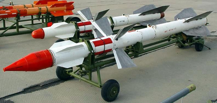 Mặc dù theo một số thông tin cho rằng, số MiG-23 của Bình Nhưỡng được trang bị các biến thể cũ hơn của tên lửa R-27ER, có tầm bắn đến 130km và đầu đạn nặng hơn, nhưng khả năng dẫn đường kém hơn của AIM-120C; có nghĩa là F-16 sẽ giữ được lợi thế hơn một chút trong phạm vi 105 km.