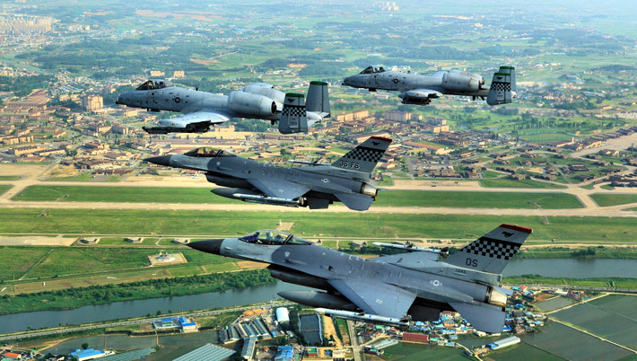 Với thiết kế cánh xuôi đơn giản, khiến F-16 dễ điều khiển, chi phí khai thác và bảo dưỡng thấp, thuận lợi trong huấn luyện phi công so với MiG-23. Cuộc chiến trên bán đảo Triều Tiên nếu nổ ra, sân bay sẽ là mục tiêu đánh phá của tên lửa Triều Tiên, nên các yêu cầu bảo dưỡng thấp như F-16 vẫn là lợi thế rất lớn.