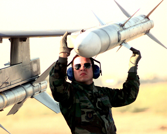 Một trong những nâng cấp đáng chú ý nhất của F-16, là sử dụng tên lửa ngoài tầm nhìn AIM-120C; đây là loại tên lửa không đối không, tầm bắn 105 km, có khả năng "bắn và quên" rất tiên tiến. Với AIM-120C, F-16 của Thổ Nhĩ Kỳ đã bắn hạ nhiều máy bay chiến đấu của Syria.