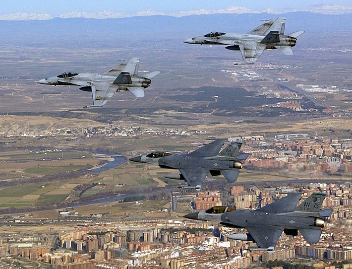 Trong khi các máy bay chiến đấu hạng nhẹ và hạng trung như F-16, F-18 và MiG-29 được xuất khẩu rộng rãi, nên cơ hội nghiên cứu chúng phổ biến hơn. Còn các loại tiêm kích tiên tiến hạng nặng, thường chỉ được cung cấp cho các khách hàng quốc phòng cao cấp, do chúng có chi phí đắt đỏ hơn và bị hạn chế xuất khẩu nhằm bảo vệ các công nghệ nhạy cảm.