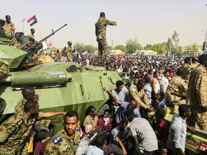 Sudan sau đó cũng củng cố mối quan hệ an ninh chặt chẽ với Nga sau khi Liên Xô sụp đổ, mặc dù cuộc đảo chính được cho là do Mỹ và châu Âu hậu thuẫn ở nước này vào tháng 4/2019, đã đến tới việc thiết lập chế độ thân phương Tây.