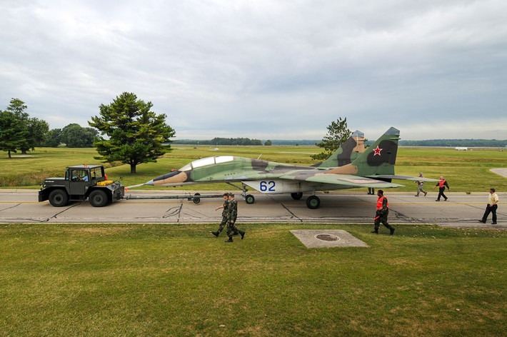 Việc Liên Xô tan rã 2 năm sau đó (1991), cũng cho phép Mỹ mua được các tiêm kích MiG-29 trực tiếp từ Moldova và một mẫu đáng giá hơn nhiều là Su-27 từ Belarus. Chiến đấu cơ Su-27 khi ấy là một trong những loại máy bay mới nhất và được đánh giá là chiến đấu cơ thuộc hàng đáng gờm nhất trên thế giới.