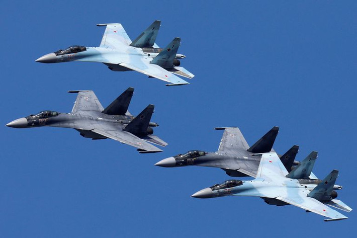 Mẫu Su-35 được mua vào nửa cuối những năm 2020, sẽ có khả năng vượt trội đáng kể so với những chiếc tiêm kích Su-35 đang được sản xuất hiện nay, bao gồm radar AESA mới, vũ khí trang bị và hệ thống tác chiến điện tử tiên tiến hơn. Su-35 sẽ giúp Ethiopia tăng cường sức mạnh tác chiến trên không và khả năng chuyển đổi từ Su-27 sang tương đối dễ dàng. Nguồn ảnh: Sina.