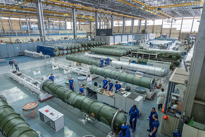Đầu tiên là tên lửa S-400, là hệ thống phòng không di động tầm cao đa năng, do phòng thiết kế tên lửa NPO Almaz phát triển từ tháng 1-1990, dưới mật danh S-300 PMU-3 (về sau đổi thành S-400). Đây là hệ thống phòng thủ tên lửa hàng đầu của Nga, được nhiều đại gia nhập khẩu vũ khí săn đón.