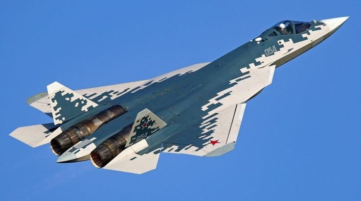 Cuối cùng là "Bóng ma bầu trời" Su-57, tiêm kích đa năng thế hệ thứ năm Su-57, là một trong những dự án máy bay chiến đấu tham vọng nhất của Nga. Tiêm kích Su-57 gây ấn tượng với khả năng tàng hình và được mệnh danh là "bóng ma bầu trời". Nó có thể bay ở tốc độ siêu âm, tầm hoạt động lên đến 5.471km và trần bay tối đa là 19.812m.