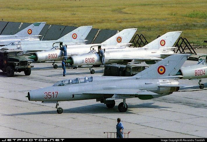 Mặc dù hai phi đội chiến đấu cơ hạng trung Rafale của Pháp, đã được đưa vào biên chế, cộng với 21 chiếc MiG-29M và 12 chiếc Su-30MKI nữa mới được mua từ Nga, nhưng IAF vẫn cần những “ông già” MiG-21, để tạo ưu thế về số lượng, so với các địch thủ Pakistan và Trung Quốc.
