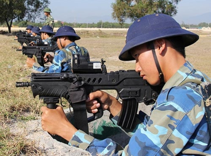 Thứ tư là súng trường tiến công Tavor, là vũ khí tiêu chuẩn dành cho lực lượng phòng vệ Israel. Súng Tavor được thiết kế dưới dạng bullpup, tức là hộp đạn sẽ được gắn ở phần báng súng. Kiểu thiết kế này, giúp Tavor trở nên nhỏ gọn hơn (súng có chiều dài trên 710 mm), nhưng vẫn đảm bảo được độ dài của nòng súng (khoảng 460 mm).