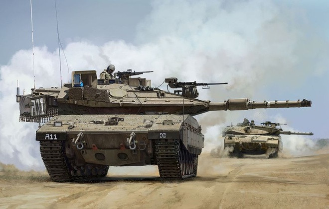 Pháo chính của Merkava có độ chính xác cao trong phạm vi tối thiểu 2000 m. Nó có thể bắn ra đạn chống tăng, sử dụng nguyên lý nổ lõm HEAT và đạn xuyên giáp AP. Ngoài ra, pháo chính của Merkava còn có thể phóng cả tên lửa dẫn đường bằng laser LAHAT. Với tên lửa này, Merkava đủ khả năng tiêu diệt các mục tiêu cách xa tới 9000 m.