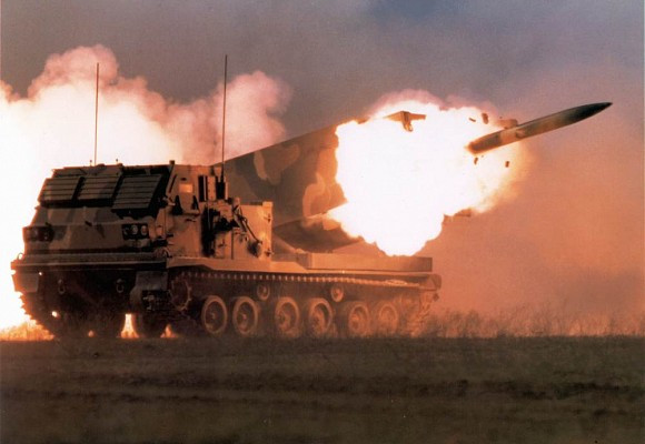 Israel đang sở hữu 48 hệ thống Smasher. Số vũ khí này hiện chỉ bắn được tới các mục tiêu cách xa tối đa 40 km. Tuy nhiên, điều này sẽ sớm thay đổi, khi đạn rocket tầm bắn 150 km, được Israel chế tạo thành công. Lúc này, pháo binh lục quân Israel có thể từ Haifa tấn công sang tận Damascus của Syria. Nguồn ảnh: Pinterest.