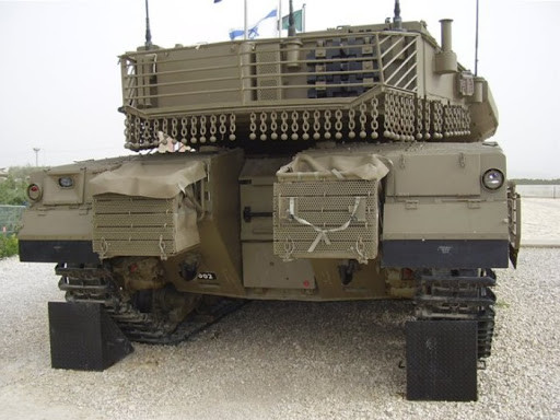Học thuyết chiến tranh của Israel ưu tiên khả năng bảo vệ kíp xe trong mọi cuộc giao tranh, vì vậy trong trường hợp bị trúng đạn, kíp xe sẽ nhanh chóng thoát hiểm bằng cửa sau, nếu tình huống cho phép.