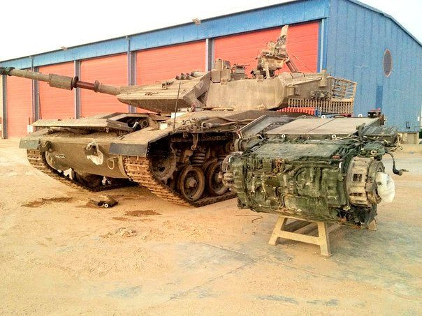 Thay vì bố trí động cơ ở phía sau, thì động cơ của Merkava được bố trí về phía trước khoang của kíp lái, với tháp pháo được đặt lùi sâu hơn vào khung gầm. Nhược điểm của thiết kế này, sẽ làm bộc lộ tín hiệu hồng ngoại của xe ở bán cầu trước lớn hơn và xe mất khả năng thăng bằng so với thiết kế truyền thống.