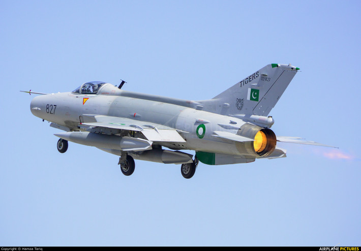 McCoy cũng đánh giá MiG-21 có nhiều ưu điểm hơn chiếc máy bay huấn luyện phản lực Northrop T-38 Talon (phiên bản xuất khẩu là chiếc F-5E), khi nó “nhanh nhẹn một cách đáng ngạc nhiên”, trong các trận không chiến mô phỏng, với máy bay chiến đấu Mỹ.