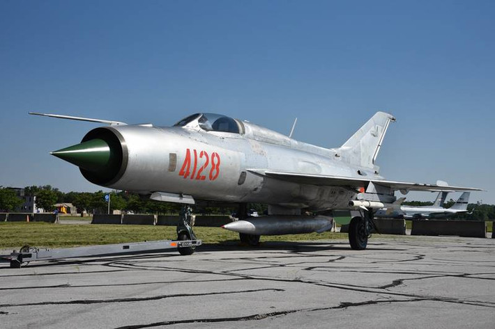 Trong Chiến tranh Lạnh, Liên Xô đã sử dụng hàng nghìn máy bay chiến đấu MiG-21. Vì MiG-21 có tốc độ nhanh, giá thành rẻ và có khả năng thực hiện cả nhiệm vụ tiêm kích và tấn công mặt đất; nên các phi công tiêm kích Mỹ chạm trán với MiG-21 là điều khó tránh khỏi.