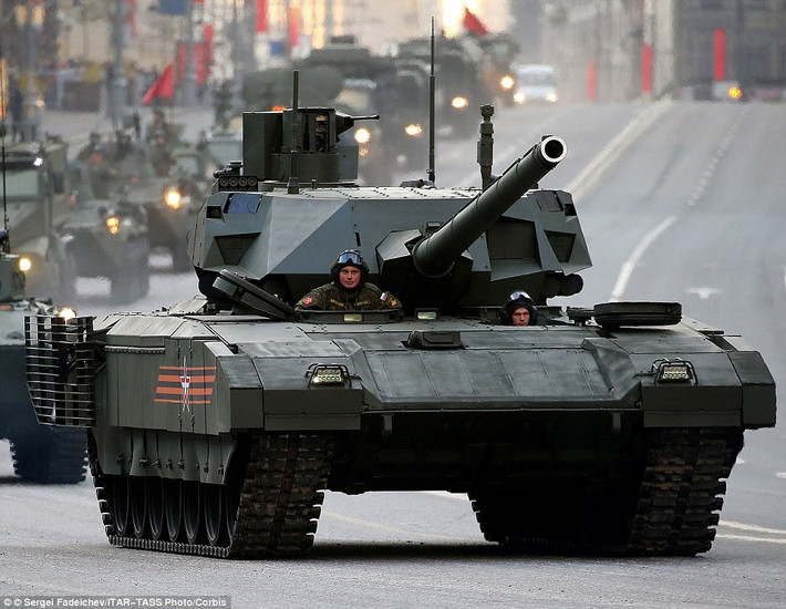 Ngoài giáp thụ động, T-14 Armata còn trang bị nhiều hệ thống phòng hộ chủ động hiện đại. Ngoài ra, điều kiện làm việc của kíp xe cũng được cải thiện rất nhiều (nếu so với các mẫu xe tăng của Liên Xô/Nga trước đây), như khoang làm việc rộng rãi, điều hòa không khí và thậm chí có cả nhà vệ sinh trên xe.