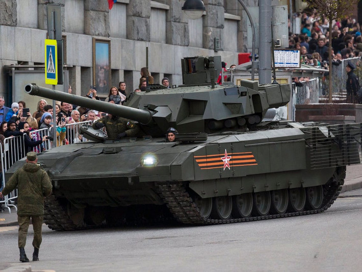 Là loại xe tăng hiện đại nhất của Nga hiện nay, T-14 Armata được trang bị giáp phản ứng nổ (ERA) tiên tiến nhất; tháp pháo hoàn toàn tự động, không cần người điều khiển bên trong. Pháo chính có thể phóng tên lửa có điều khiển, dẫn đường bằng laser.