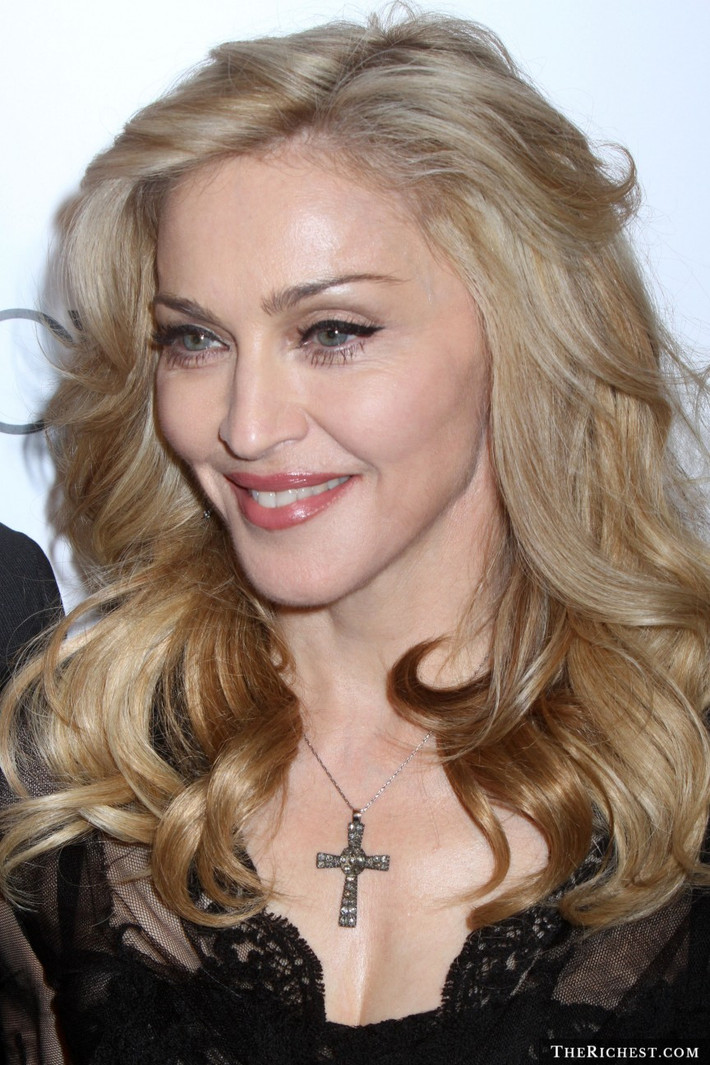 Madonna thỉnh thoảng cũng tuân thủ chế độ ăn kiêng có tên gọi Air Diet (ăn không khí). Người đẹp sẽ vẫn cầm đồ ăn trên tay, nhưng tìm đủ mọi cách để khống chế bản thân không ăn.