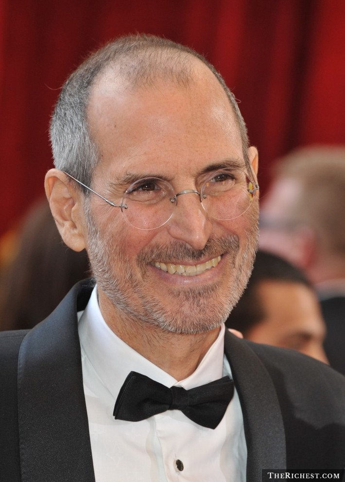 Steve Jobs ăn kiêng bằng trái cây. Đôi khi Steve Jobs chỉ ăn hoặc táo, hoặc cà rốt liền trong nhiều tuần, không ăn thêm bất cứ một loại thực phẩm nào khác. Những lúc ấy, trông ông xanh rớt như tàu lá úa và theo chuyên gia ăn kiêng Elisa Zied, một khẩu phần ăn kiêng quá hạn chế như vậy sẽ lợi bất cập hại, gây ra rất nhiều tác hại cho sức khỏe.
