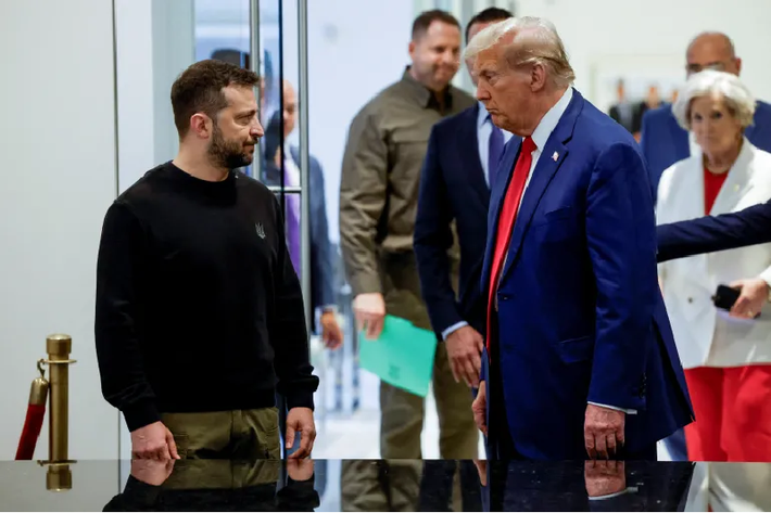 Về phía Tổng thống Ukraine Volodymyr Zelensky, ông đã gửi lời chúc mừng, đánh giá cao “cam kết của ông Trump đối với cách tiếp cận hòa bình thông qua sức mạnh trong các vấn đề toàn cầu. Đây chính xác là nguyên tắc có thể thực tế mang lại hòa bình công bằng ở Ukraine gần hơn. Tôi hy vọng rằng chúng ta sẽ cùng nhau đưa nó vào hành động”. Ảnh: Reuters.
