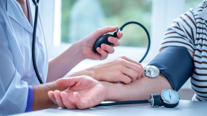Ngoài ra, rượu cũng có thể gây tổn thương lớp nội mạc mạch máu, đẩy nhanh quá trình hình thành và phát triển xơ vữa động mạch. Tình trạng này gây nguy cơ cho sự xuất hiện sau này của các bệnh tim mạch và mạch máu não. Ảnh: Insider.