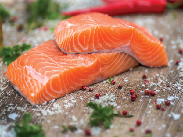 Khi đi vào cơ thể, chúng phát triển thành giun ký sinh đường ruột, gây ra các triệu chứng như mệt mỏi, tê bì chân tay, ảnh hưởng nghiêm trọng sức khỏe tổng thể. Ảnh: Boldsky.