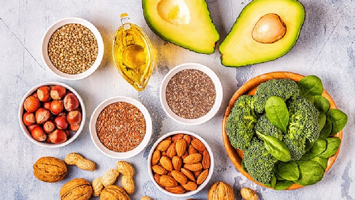 Omega-3 thường chứa EPA và DHA, có thể được hấp thụ khi ăn cá hoặc dầu cá, giúp chống lại bệnh ung thư. Người ăn chay có thể bổ sung ALA từ dầu tía tô và dầu hạt lanh, và chuyển hóa thành EPA và DHA cần thiết để chống viêm. (Ảnh: iStock)