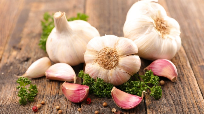 2. Tỏi. Allicin và allicene trong tỏi không chỉ kháng khuẩn mà còn ngăn chặn sự đứt gãy các liên kết ADN của tế bào. Do đó, ăn tỏi thường xuyên có thể giúp giảm nguy cơ mắc bệnh polyp đại trực tràng và ung thư đại trực tràng. Theo một số nghiên cứu, tỏi cũng có tác dụng ức chế vi khuẩn đường ruột pylori. (Ảnh: Vinmec)