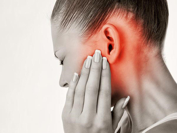 Sử dụng dụng cụ ngoái ráy tai không được khuyến khích. Nguyên nhân bởi vùng da ống thính giác tương đối mỏng. Dùng vật cứng ngoáy tai có thể làm tổn thương vùng da này, ảnh hưởng cơ chế tự bảo vệ của ống tai, tăng nguy cơ viêm ống tai. Đáng lưu ý, một số tế bào có thể đột biến dẫn đến ung thư biểu mô tế bào vảy. (Ảnh minh họa)