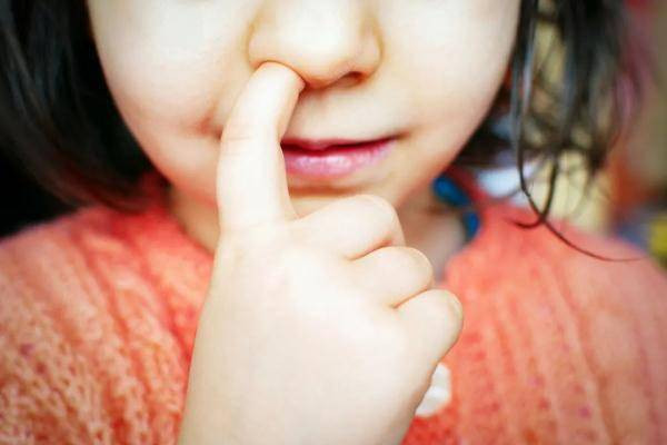 2. Mũi. Khi bị ngứa mũi, nhiều người dùng tay ngoáy sâu vào trong để cảm thấy dễ chịu hơn. Theo bác sĩ She Wenyu đến từ Bệnh viện Đồng Nhân Bắc Kinh, trực thuộc Đại học Y Bắc Kinh, bàn tay chứa nhiều vi khuẩn. Dùng tay ngoáy đồng nghĩa với việc trực tiếp đưa vi khuẩn, virus gây bệnh vào mũi. Khi khả năng miễn dịch yếu, vi khuẩn sẽ có cơ hội gây bệnh. (Ảnh: Sohu)