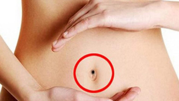 Muốn làm sạch rốn an toàn, bạn nên dùng tăm bông nhúng nước hoặc cồn. Nhẹ nhàng lau theo chuyển động tròn bên trong rốn. (Ảnh minh họa)