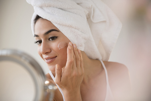 Thực tế, làm sạch quá mức khiến da mất đi lớp “áo giáp” bảo vệ. Từ đó, da trở nên nhạy cảm, mỏng, khô và tăng khả năng mắc các bệnh về da. Để làm sạch, bạn chỉ nên tẩy tế bào chết hai tuần 1 lần. (Ảnh minh họa)