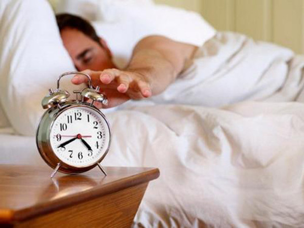 Chuông báo thức lặp lại sau 1 thời gian ngắn đồng nghĩa với việc hệ tuần hoàn và hệ thần kinh bị tác động liên tục, chúng phải thay đổi từ trạng thái nghỉ sang làm việc rồi nghỉ liên tục. Lặp lại nhiều lần sẽ gây tác động xấu, "bào mòn" sức khỏe theo thời gian. (Ảnh minh họa)