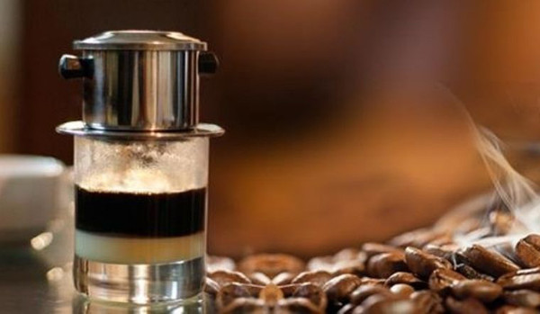 Nếu thích hương vị của cà phê hòa tan, bạn nên dùng cà phê nguyên chất kết hợp sữa hoặc kem sữa. Cách này vừa cải thiện hương vị, vừa góp phần bổ sung canxi hỗ trợ sức khỏe xương. (Ảnh minh họa)