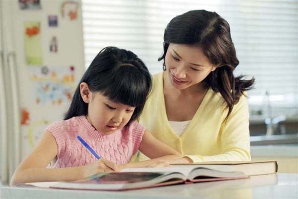 Không chỉ trẻ nhỏ, học sinh trung học cũng cần được giúp đỡ, giám sát đầu năm học. Dù bạn không phải là giáo viên chuyên nghiệp, sự đồng hành, hỗ trợ của bạn sẽ khiến con cái cảm thấy không bị cô lập. (Ảnh: Communalnews)