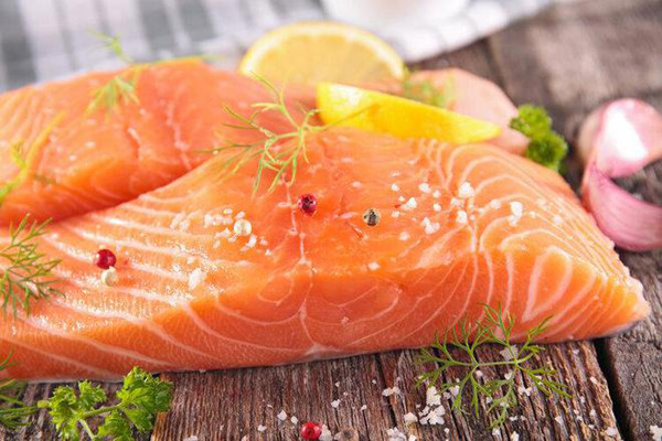 Cá hồi sống. Sushi, sashimi cá hồi là món ăn được nhiều người yêu thích. Vậy nhưng, món này tiềm ẩn mối nguy nhiễm ký sinh trùng Schizophrenia lata. (Ảnh: Wonderful Materia Medica)