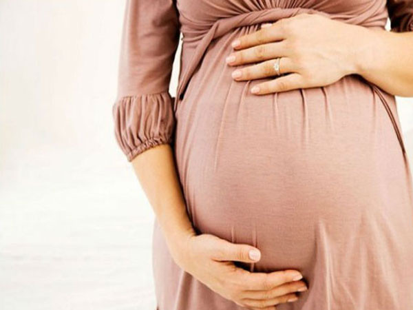 Hai tuần sau, cô lên cơn sốt cao, không thể đứng vững. Bác sĩ chẩn đoán thai phụ nhiễm ký sinh trùng, buộc phải bỏ thai để điều trị. Ảnh: BS.