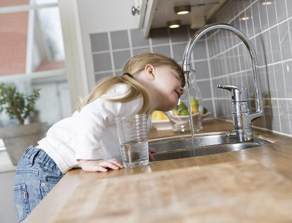 Ngoài ra, thực phẩm nên được nấu chín kỹ, tuyệt đối không ăn sống. Các vật dụng hàng ngày như thớt, dao, bát... nên sử dụng riêng biệt cho từng loại thực phẩm sống, chín; tránh tình trạng ký sinh trùng lây lan. (Ảnh: Wonderful Materia Medica)