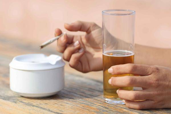 2. Đồ uống có cồn: Nhiều người nhận thấy huyết áp sẽ giảm trong một thời gian ngắn sau khi uống rượu. Điều này thực chất là do rượu làm giãn nở mạch máu. Ảnh minh họa ABLW.