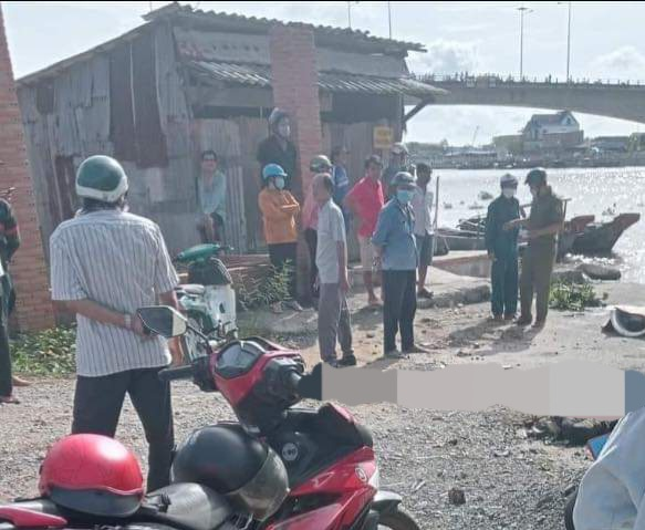 Mẹ có tiền sử tâm thần ôm con gái 3 tuổi nhảy cầu: Ngày 17/8, thi thể của 2 người mẹ Nguyễn Thị Ánh L. (43 tuổi) và bé gái M.N.T.H (3 tuổi) đã được tìm thấy. Theo thông tin ban đầu, khoảng 7h cùng ngày, người dân đi qua cầu kênh Nước Mặn (xã Phước Đông, huyện Cần Đước) thì nhìn thấy một phụ nữ ôm theo một bé gái đứng ở thành cầu rồi bất ngờ lao xuống sông. Theo Công an huyện Cần Đước, bà L. có tiền sử bệnh tâm thần.