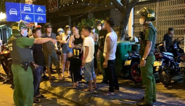 Chồng rủ bạn nhậu đuổi đánh hội đồng vợ: Ngày 17/8, Công an phường Hòa Minh (quận Liên Chiểu, TP Đà Nẵng) đã tiếp nhận nhóm thanh niên đuổi đánh một phụ nữ. Theo lời khai ban đầu, do mâu thuẫn giữa Nguyễn Thanh H.(29 tuổi, trú phường Xuân Hà, quận Thanh Khê, Đà Nẵng) và vợ là chị Huỳnh Thị Ngọc Kh. (27 tuổi) nên H. rủ 2 bạn nhậu là V. và K. đuổi đánh chị Kh, khiến chị này bị thương tích ở vùng mặt và người.
